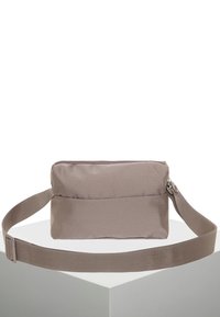 Borsa a tracolla in tessuto beige con superficie liscia, forma rettangolare e tracolla regolabile; presenta una chiusura con zip e un design minimalista.