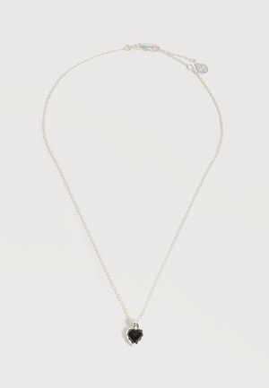 Λεπτό ασημένιο αλυσίδα με ένα μικρό μαύρο μενταγιόν σε σχήμα καρδιάς και κούμπωμα με καβουράκι.