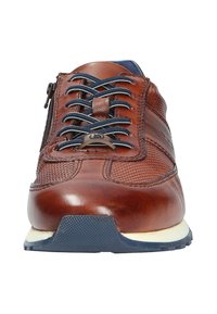 Basket en cuir marron avec des accents en maille, lacets plats bleu marine et fermeture éclair sur le côté. Semelle intermédiaire blanche épaisse et semelle extérieure en caoutchouc noir avec un motif de traction.