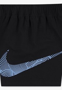 Shorts noirs en coton, avec une ceinture élastique. Un logo Nike rayé bleu est bien visible sur le côté inférieur gauche.