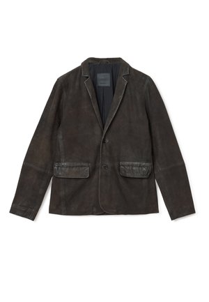 Mørkebrun læderblazer med notch kraver, to frontlommer med klap og to knapper, vist flad på hvid baggrund.