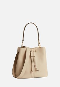 Borsa a secchiello in pelle beige con finitura testurizzata, chiusura a coulisse e manico marrone. Dotata di ferramenta in tonalità oro e una tracolla removibile.