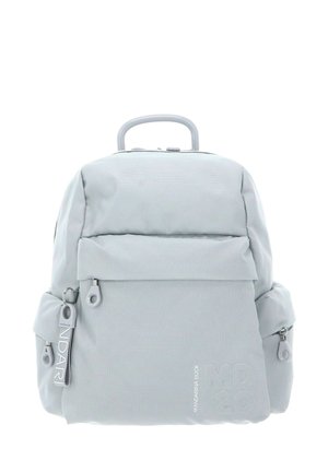 Sac à dos Mandarina Duck gris clair avec plusieurs compartiments zippés, une poignée supérieure, un logo à l'avant et une étiquette porte-clés sur la poche latérale.