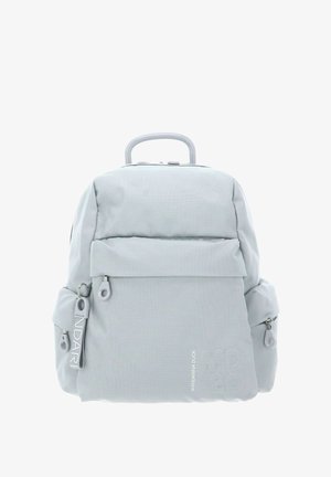 Sac à dos Mandarina Duck gris clair avec plusieurs compartiments zippés, une poignée supérieure, un logo à l'avant et une étiquette porte-clés sur la poche latérale.