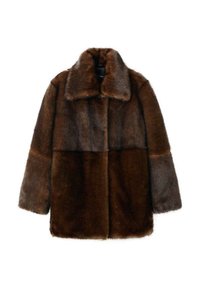 Abrigo de pelaje sintético marrón con un amplio cuello, que presenta un diseño de piezas en diferentes tonos de marrón, mangas largas y un ajuste relajado.