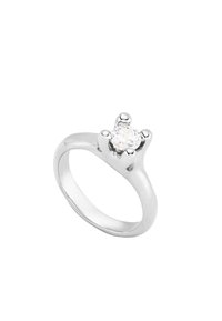 Anillo de plata con una piedra preciosa redonda y transparente sostenida por un engaste de seis garras, banda lisa con un acabado pulido.