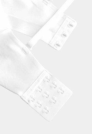 Close-up van een witte beha-sluiting met haken en oogjes met verstelbare rijen voor veilige sluiting en maatwerk.