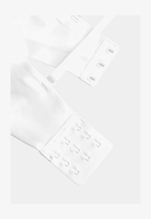 Gros plan d'un agrafe de soutien-gorge blanc montrant des crochets et des œillets avec des rangées réglables pour une fixation sûre et un ajustement de la taille.