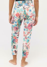 Jeans floreali bianchi, caratterizzati da un motivo colorato con fiori rosa, blu e verdi. Design aderente, lunghezza cropped e tasche standard.