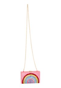 Clutch acrilico rettangolare di colore rosa con un design a strati arcobaleno. Presenta una tracolla dorata e una chiusura a scatto oro.