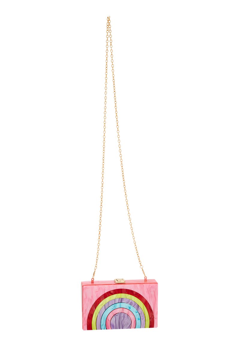 Clutch acrilico rettangolare di colore rosa con un design a strati arcobaleno. Presenta una tracolla dorata e una chiusura a scatto oro.