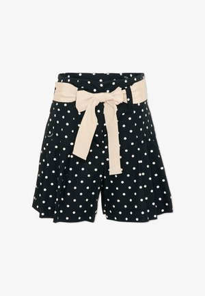Czarne spodenki w białe kropki z szerokim beżowym materiałowym paskiem zawiązanym w kokardę w talii.