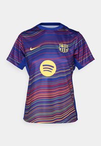 Barcelona fotbollströja med horisontella flerfärgade ränder i blått, rött och gult. Inkluderar en Nike-logotyp och Spotify-emblem.