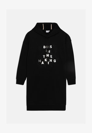 Robe noire à manches longues et à capuche avec le texte argenté "BOSS IN THE MAKING" et de subtils motifs de plumes sur le devant.