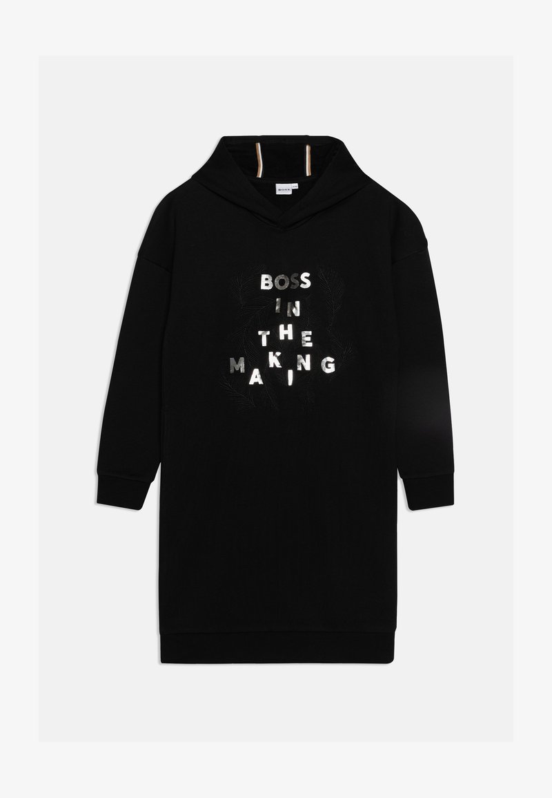 Robe noire à manches longues et à capuche avec le texte argenté "BOSS IN THE MAKING" et de subtils motifs de plumes sur le devant.