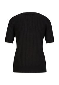 Zwarte ribgebreide top met korte mouwen, voorzien van een contrasterende witte bies aan de mouwrand. Eenvoudig, gestructureerd ontwerp met een ronde halslijn.