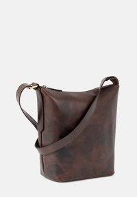 Braune Leder-Umhängetasche mit strukturierter Form, langem Riemen, Reißverschluss oben und dezentem Muster. Verfügt über ein minimalistisches Design.