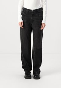 Jeans negri cu picioare largi, confecționați din denim, cu talie medie, închidere cu buton în față, buzunare frontale și o textură ușor decolorată.