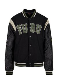 Sort varsityjakke med grønne og hvide detaljer, med trykknaplukning foran, læderærmer og stort "FUBU" broderi på brystet.