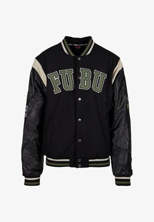 Musta yliopistojakku vihreillä ja valkoisilla yksityiskohdilla, jossa on painonappikiinnitys edessä, nahkahihat ja iso "FUBU"-kirjaus rinnassa.