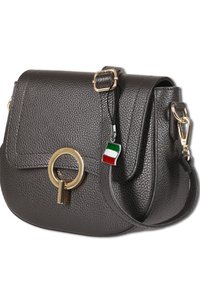 Sac en cuir texturé noir en bandoulière avec un fermoir circulaire doré et un petit charme en forme de drapeau italien suspendu à la boucle de la sangle.