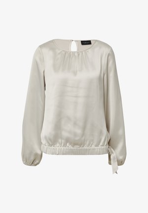 Kremasta bluzica dugih rukava od satena s naboranim izrezom, elastičnim rubom sa bočnom vrpcom i malim otvorom s gumbićem na leđima.