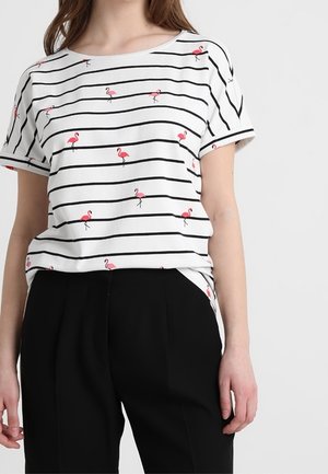 Biała koszula z krótkim rękawem w czarne poziome paski, z małymi wzorami w flamingi w kolorze różowym. Zaprojektowana w luźnym kroju z okrągłym dekoltem.