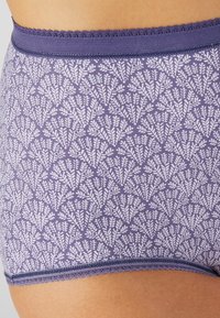 Mutandine a vita alta di colore viola con un delicato bordo scalloppato e disegni bianchi a forma di foglia. Tessuto morbido e elastico.