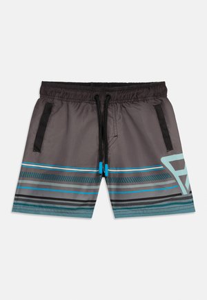 Bañador gris con cintura elástica negra, bolsillos laterales negros, rayas horizontales en azul y verde azulado, y cordón negro con detalles azules.