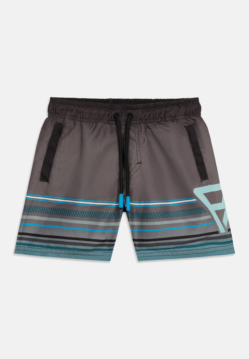 Γκρι μαγιό σορτς με μαύρη ελαστική μέση, μαύρες πλαϊνές τσέπες, οριζόντιες ρίγες σε μπλε και τιρκουάζ χρώμα, και μαύρο κορδόνι με μπλε λεπτομέρειες.