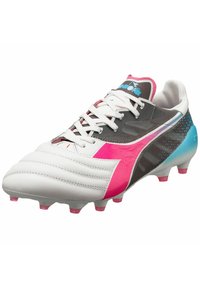 Scarpa da calcio bianca e grigia con accenti rosa e blu, tomaia testurizzata, cuciture prominenti e tacchetti in gomma per la trazione.