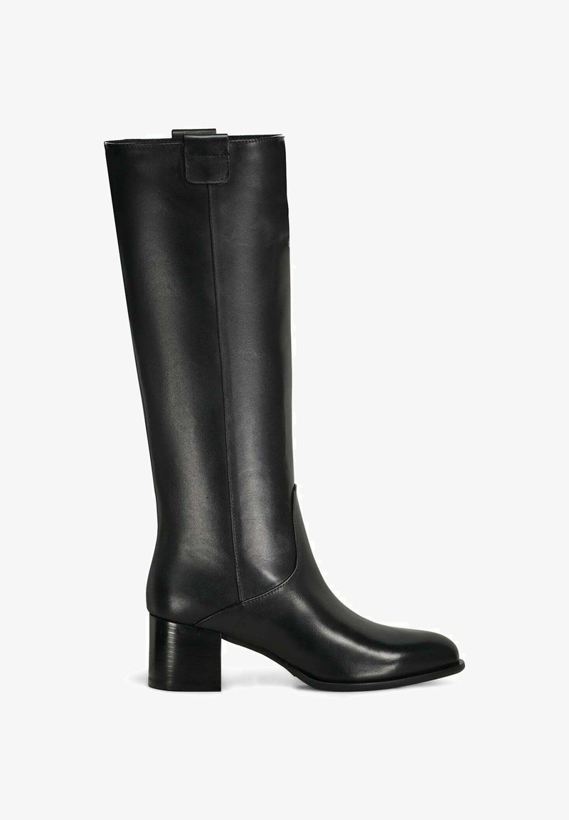 Botte en cuir noire hauteur genou avec un petit talon carré et un bout arrondi, finition lisse, et languette en haut du tige.