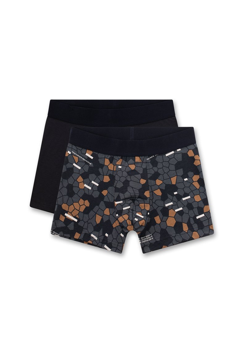 Twee paren herenboxershorts; één zwart en één met een geometrisch patroon in grijs, terracotta en wit. Zachte, rekbare stof.