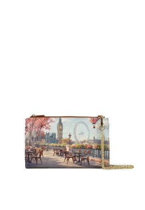 Borsetta a tracolla con stampa della scena di Londra che raffigura il Big Ben, il London Eye, tavoli da caffè all'aperto, alberi autunnali, una mongolfiera e tracolla con catena dorata.