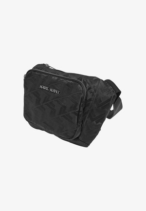 Borsa a tracolla nera realizzata in tessuto testurizzato, con logo in rilievo, scomparti con zip e motivo geometrico. Inclusa tracolla regolabile.