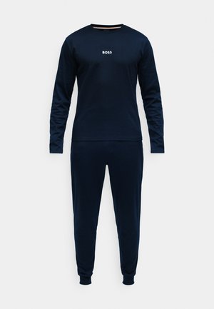 Set di abbigliamento in lana di colore blu navy, composto da una maglietta a maniche lunghe con collo a girocollo e logo bianco "BOSS", abbinata a pantaloni affusolati con polsini a costine.