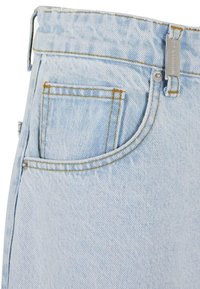 Blugi din denim de culoare albastru deschis cu o textură decolorată, prezentând un buzunar frontal, cusături aurii și o buclă la talie pentru suspendare.