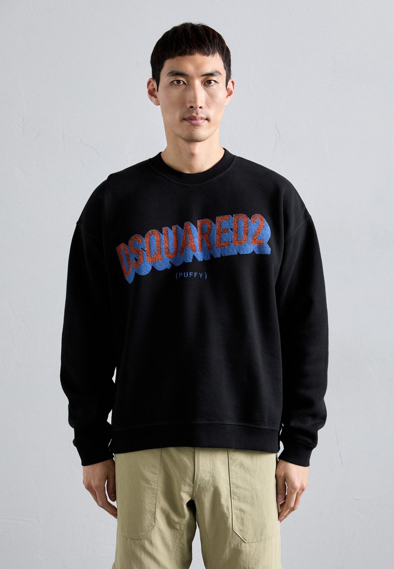 Schwarzer Pullover mit "DSQUARED2"-Text in glitzerndem Blau und roten Akzenten. Gerippte Bündchen und Halsausschnitt, entspannte Passform und weiche Textur.