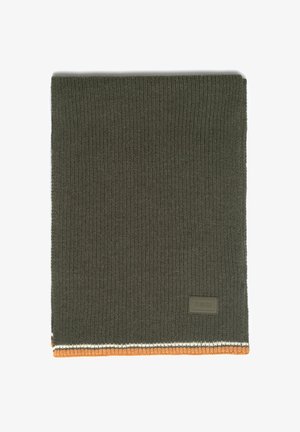 Szalik dziany w ciemnozielonym kolorze z prążkowaną fakturą. Wykończony brązowo-białą paskowaną lamówką oraz prostokątną metką w dolnym rogu.