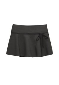 Jupe évasée noire avec une texture lisse, une ceinture large et un détail à nouer sur le côté, présentant un design simple et sans motifs visibles.