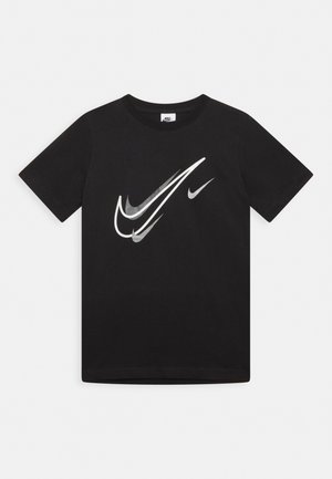 Sort T-shirt med korte ærmer med tre overlappende hvide og grå Nike Swoosh-logoer foran og rund halsudskæring.