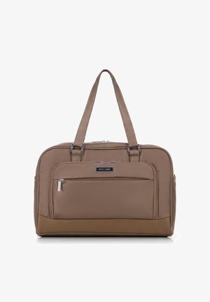 Sac de voyage synthétique marron avec deux poignées, des compartiments zippés et une poche avant. Présente une finition texturée et un panneau inférieur de couleur contrastante.