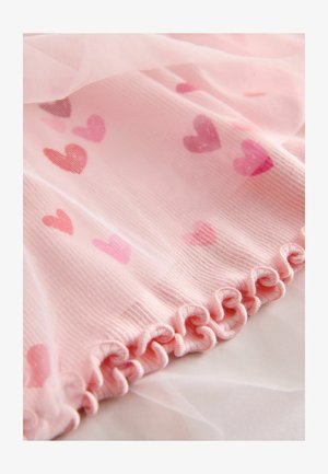 Svijetlo ružičasta prozirna tkanina srazbacanim tamnijim ružičastim srcima, s naboranim donjim rubom koji dodaje teksturu i detalj.