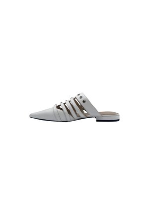 Mule bianche a punta con più cinghie piatte e dettagli a bottone. Materiale sintetico liscio, apertura sul retro e tacco a blocco basso.
