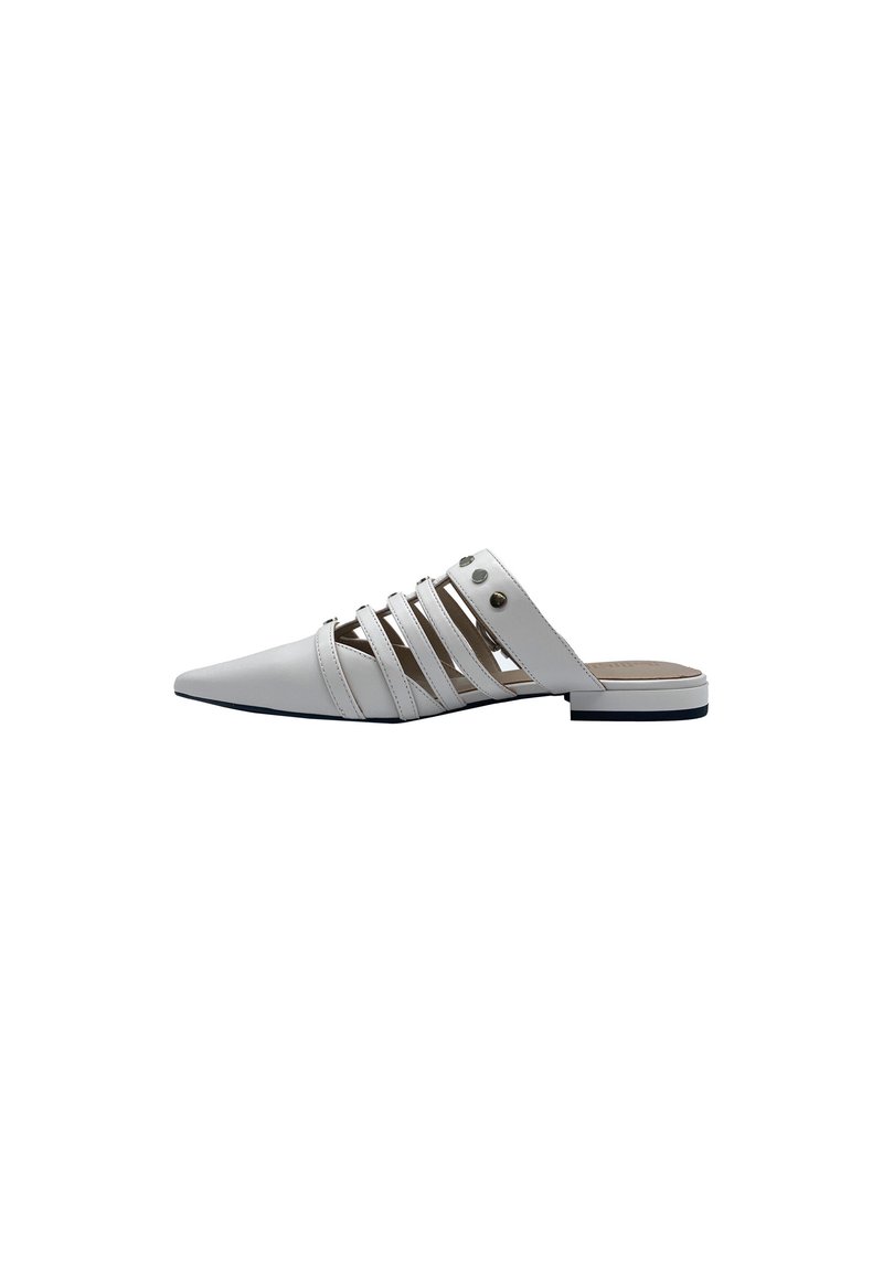 Mule bianche a punta con più cinghie piatte e dettagli a bottone. Materiale sintetico liscio, apertura sul retro e tacco a blocco basso.