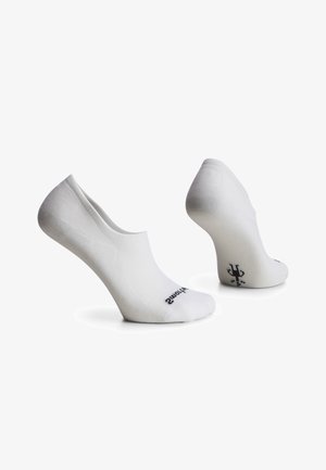 Weiße, niedrig geschnittene Socken mit einer glatten Textur, verstärkter Zehen- und Fersenpartie sowie minimaler Farbrandkennung an der Seite.