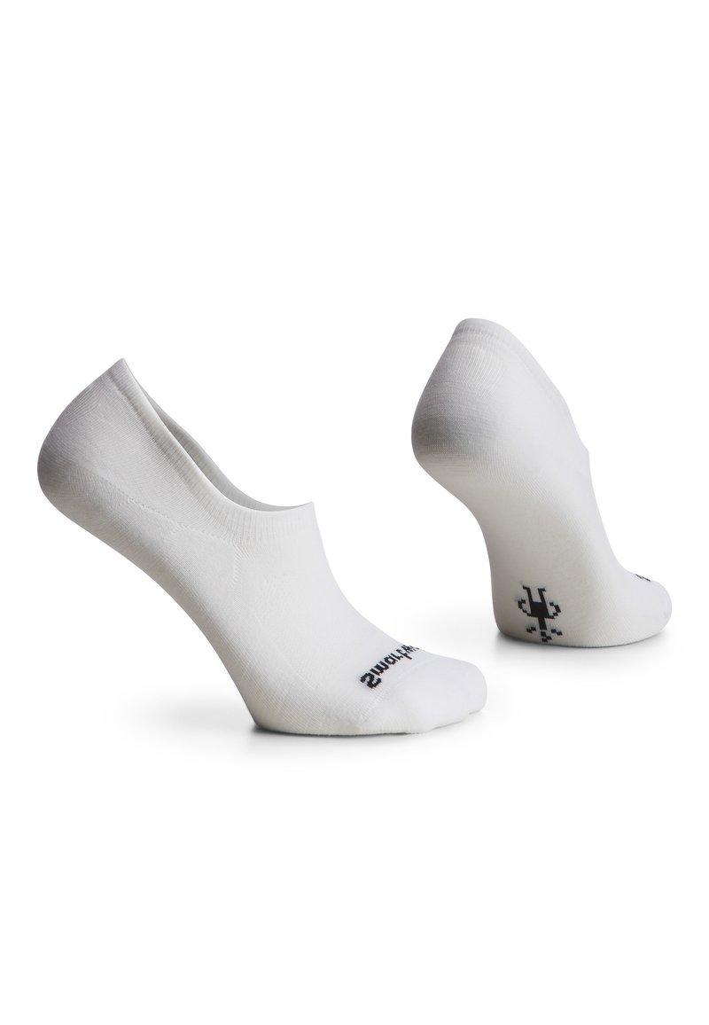 Calcetines bajos blancos con una textura suave, que cuentan con una puntera y talón reforzados, y un minimalismo en la marca en el lateral.