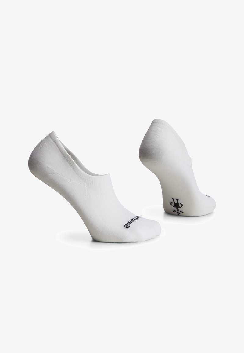 Calcetines bajos blancos con una textura suave, que cuentan con una puntera y talón reforzados, y un minimalismo en la marca en el lateral.