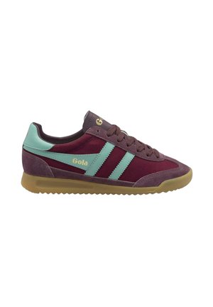 Sneaker Gola bordeaux e viola con strisce laterali turchesi, suola in gomma e design con lacci, mostrata di lato su sfondo bianco.