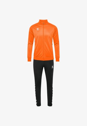 Orange atletikjakke med fronterlynlås, ribbede manchetter og sorte bukser med et logo og sidelænder. Glat, letvægtsstof.